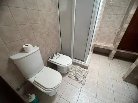 EN VENTA EN CIUDAD JARDIN CHALET CON 15 AÑOS DE ANTIGUEDAD, SOBRE UN LOTE DE 305 M2 - FICHA 10239