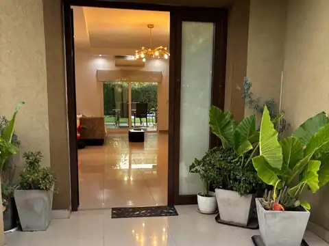 Casa 5 ambientes con 4 baños