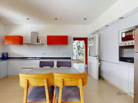 Casa 6 ambientes con 4 baños