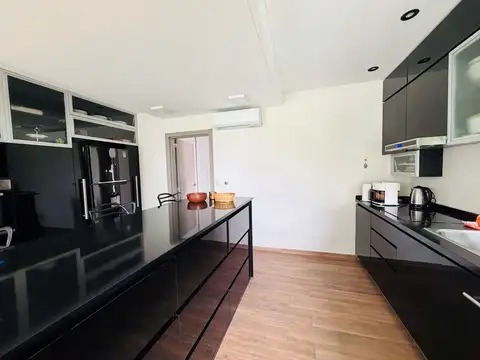 Casa en Alquiler con 1 cochera