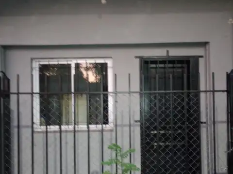 Depto Tipo Casa en Alquiler en Luis Guillon, $ 400.000