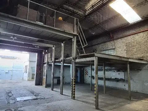 alquilo Galpón  300m2 aprox