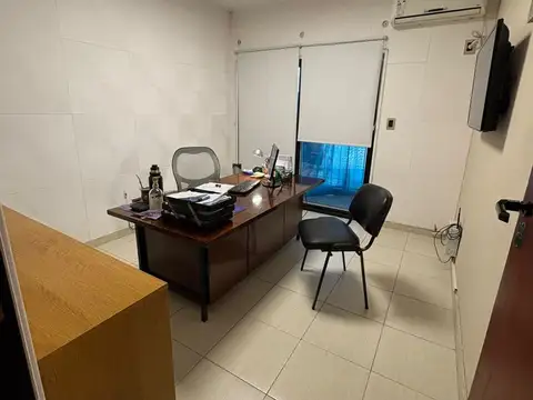 Excelente Local con Galpón y deposito