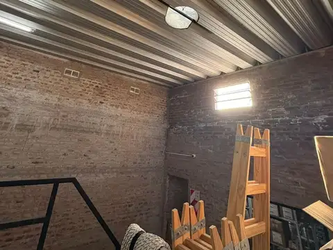 Excelente Local con Galpón y deposito