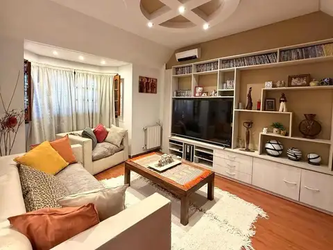 Casa en Venta con 3 cocheras