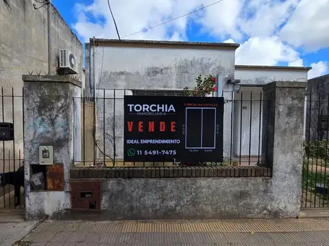 Amplio terreno con propiedad a refaccionar en Burzaco