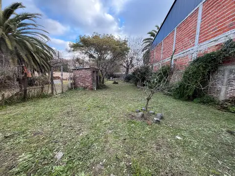 Amplio terreno con propiedad a refaccionar en Burzaco