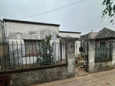 Amplio terreno con propiedad a refaccionar en Burzaco