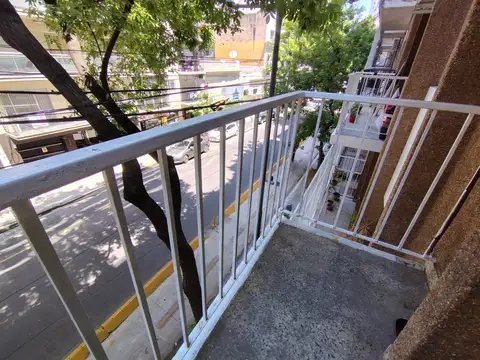VENTA APTO CREDITO: 4 cuadras de Av. Santa Fé monoambiente al frente con balcón