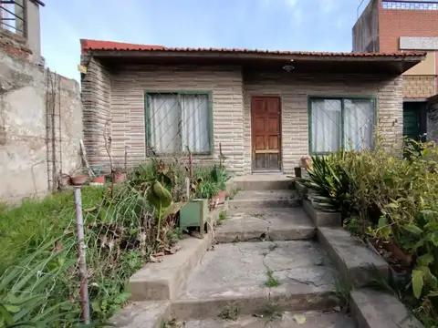 Venta casa 3 ambientes jardín y garaje en Dock Sud