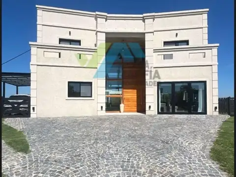 Venta de casa en dos plantas con pileta - Canton Golf