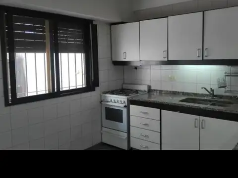 OPORTUNIDAD VENTA TRIPLEX RAMOS MEJIA CON COCHERA Y PATIO