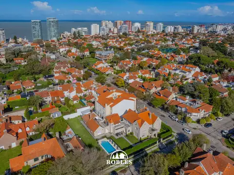 Casa 8 ambientes con 6 baños