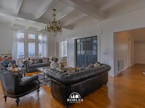 Residencia de estilo, sobre importante lote en el exclusivo barrio Los Troncos
