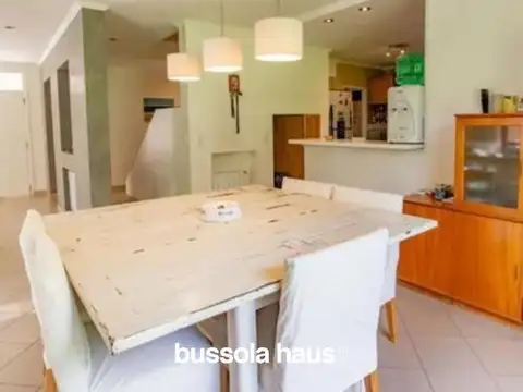 Casa en Alquiler con 4 cocheras