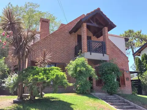 Casa - Venta - Villa Gesell - 5 Ambientes - Gas Natural