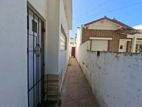 CASA EN PH. VENTA: DESARROLLADA EN UNA PLANTA ( A RECICLAR) DOS DORMITORIOS Bº LAS AVENIDAS.