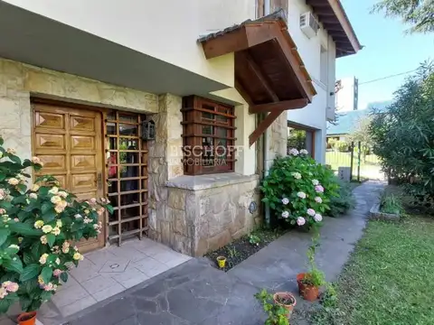 Casa 6 ambientes con 7 baños