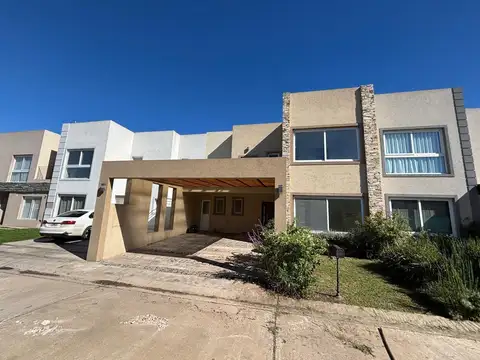 Venta casa con renta hasta abril 2027, Barrio Buenos Aires Village -  Bella Vista