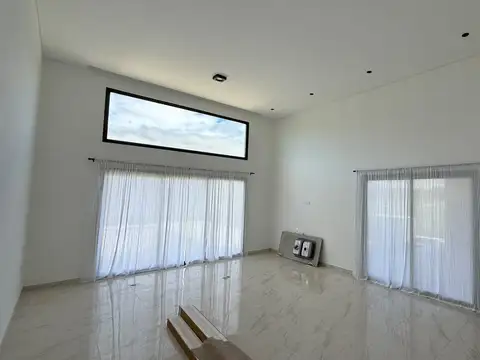 Casa en Alquiler con 2 cocheras