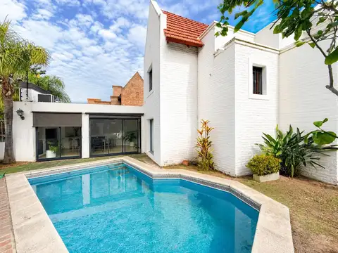 Casa en Venta Urca Patio verde Pileta Quincho