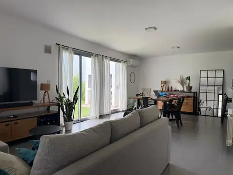 Depto Tipo Casa 4 ambientes con 3 baños