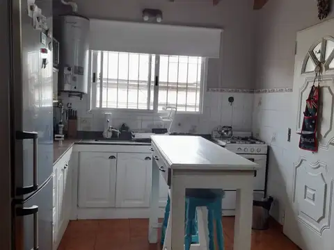 PH EN VENTA  3 AMB.  CON QUINCHO Y  PATIO - MUY BUEN ESTADO.