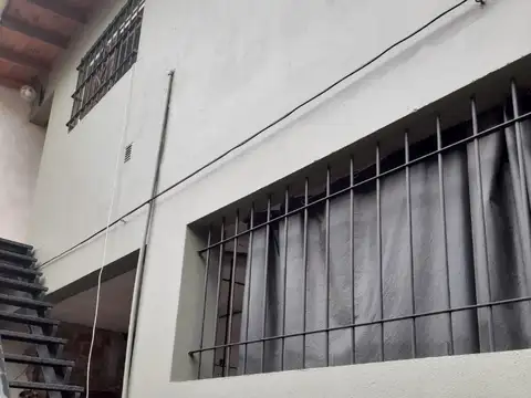 PH EN VENTA  3 AMB.  CON QUINCHO Y  PATIO - MUY BUEN ESTADO.