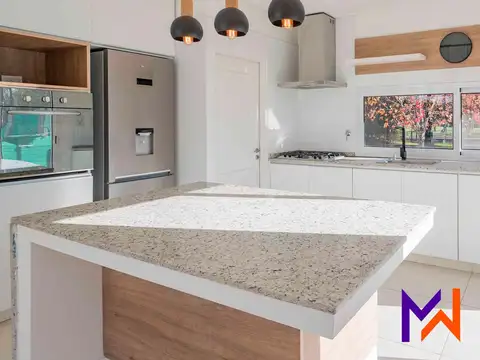 Casa 5 ambientes con 3 baños