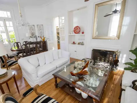 Casa de 6 ambientes de estilo arquitectónico antiguo en venta en Florida.