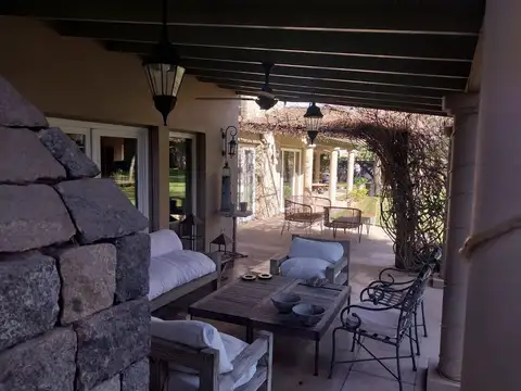 Casa en Venta en Don Torcuato, USD 790.000