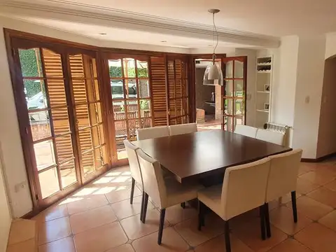 Casa en Venta con 3 cocheras
