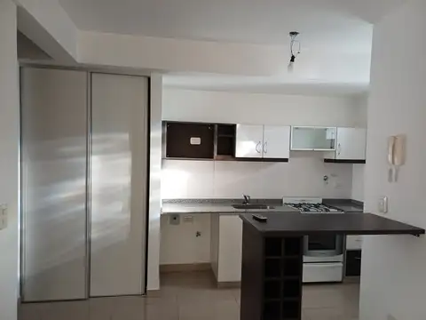 LUMINOSO MONOAMBIENTE EN URQUIZA R