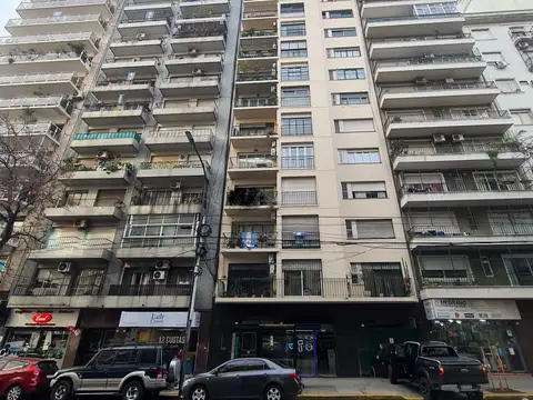 Rivadavia al 4200 y Rawson, Almagro casi Caballito. Piso 9. Al frente. Ultra luminoso. 130 m2. 5 amb. 4 dorm. 3 baños. Balcón. Cocina grande. Comedor diario. Lavadero. Calefacción central. Cochera
