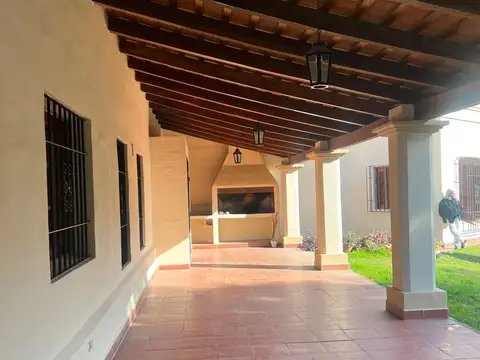 ALQUILER CASA3 DORMITORIOS EN BARRIO CON SEGURIDAD