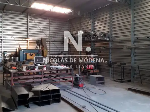 Excelente galpón y local comercial