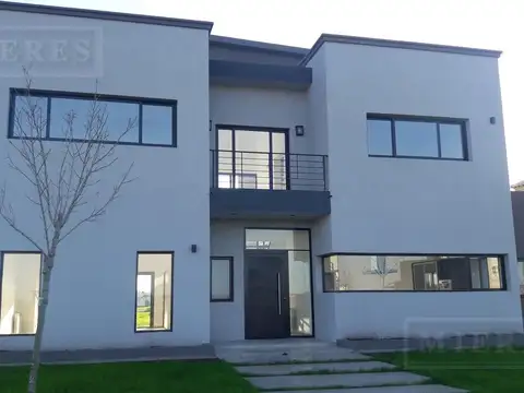 Casa en venta con renta hasta Dic 2026 sobre lote interno Barrio Puerto El Canton, Escobar