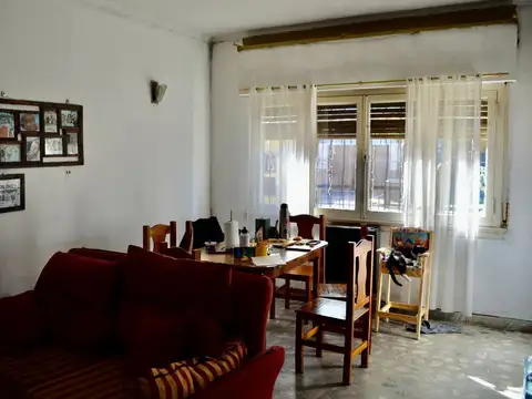 Casa 6 ambientes con 2 baños