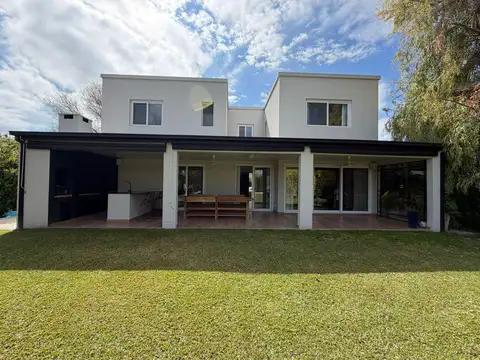 Casa en Venta con 2 cocheras