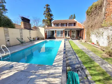 Casa 6 ambientes con 5 baños