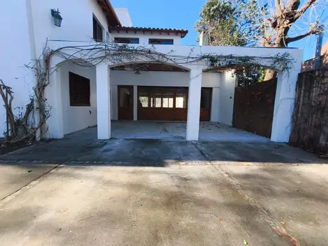 Casa en Venta con 4 cocheras