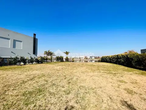 VENDO LOTE AL AGUA, 925 M2 BARRIO SAN MATIAS 