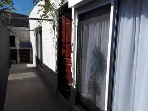 Casa 6 ambientes con 2 baños