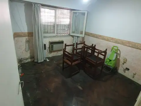 PH 3 AMB. EN 1° PISO POR ESCALERA CON 2 PATIOS , TERRAZA , QUINCHO, MUY LUMINOSO   A REFACCIONAR  