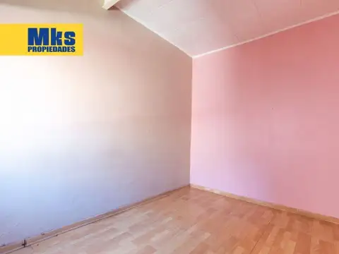 Venta. Casa sobre lote propio. Piscina y terraza. 5 dormitorios.