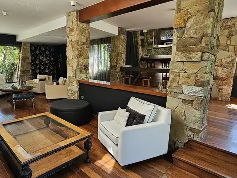 Casa 7 ambientes con 5 baños