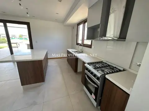 Casa 4 ambientes con 3 baños