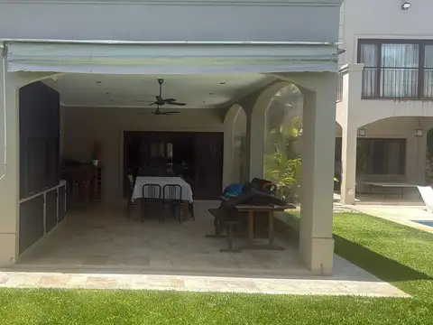 Casa 6 ambientes con 4 baños
