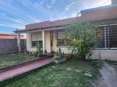 Casa de tres ambientes sobre lote propio parque y garage