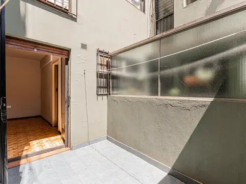 2 AMB. CON PATIO SOBRE AVDA. FOREST!